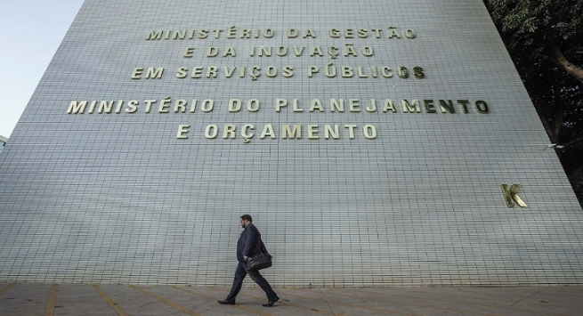Governo publica reajuste salarial e reestruturação de carreiras de servidores federais